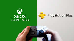 雙手緊握 Xbox 和 PlayStation 控制器，背後有品牌標誌。