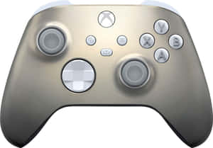 一款銀色Xbox遊戲控制器，帶有白色按鈕和紋理握把。