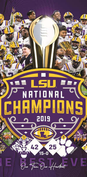 LSU 足球隊以獎盃和比分42-25慶祝2019年全國冠軍。