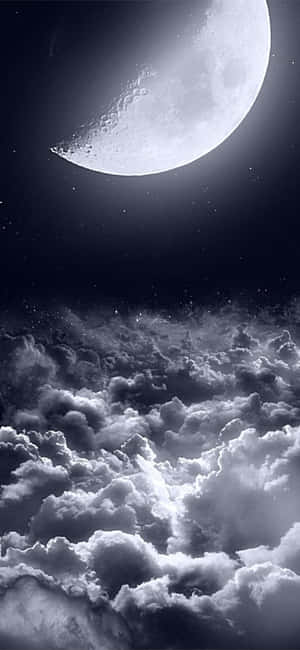 彎月高掛在繁星點點的夜空中，雲海翻湧。 — IPhone風格壁紙