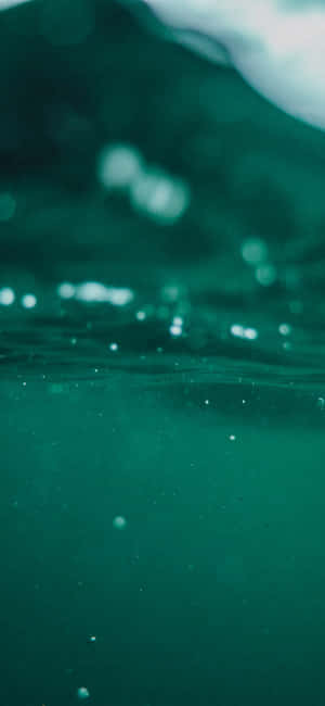 藍綠色水下場景，帶有上升氣泡和光線反射。