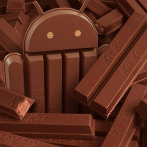 用KitKat朱古力棒製成的朱古力Android吉祥物，周圍有破碎塊。 — 糖果 GIF 壁紙