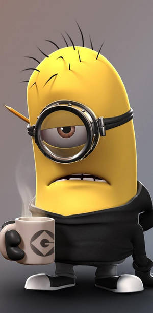 一隻黃色卡通Minion，耳後插住鉛筆，攞住一個冒煙嘅咖啡杯。