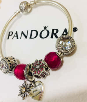 Pandora 手鏈，帶有紅色珠子和飾品，包括一個刻有訊息的心形飾品。