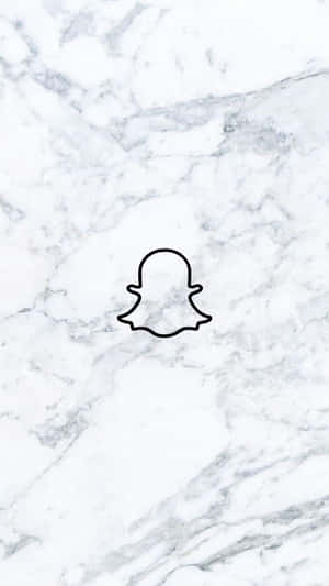 Snapchat鬼魂標誌在白色大理石背景上