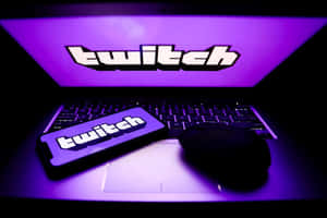 手提電腦和手機上的Twitch標誌在黑暗的房間中發出紫色光芒。