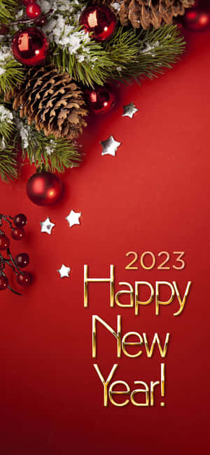 帶有松果、裝飾品和金色文字「2023 Happy New Year」的紅色節日壁紙