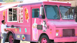 粉紅色雪糕車，帶有甜品圖案，為顧客服務。 — 雪糕 壁紙