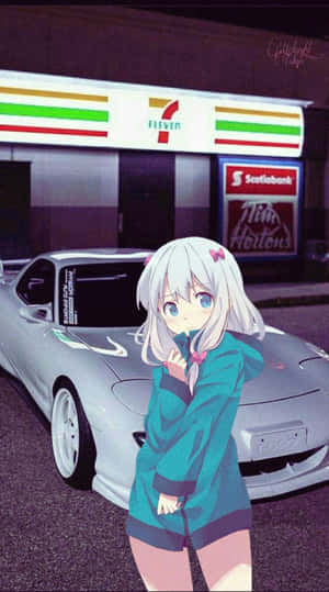 穿著青色連帽衫的動漫少女夜晚站在7 Eleven的銀色跑車旁邊。