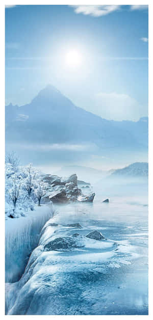 在明媚陽光下，冰凍瀑布和白雪覆蓋的山脈。