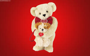 一隻泰迪熊抱著一隻小狗，兩者都戴著寫有 puppy love 的紅色心形標籤。