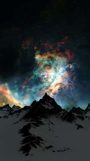 色彩繽紛星雲和星空下的雪山