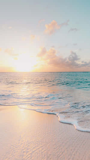 夕陽下的海洋，沙灘上輕柔的海浪