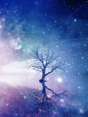 在紫色和藍色色調的星空宇宙天空下，水中一棵孤獨的樹。