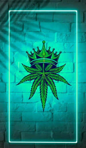 磚牆上戴著皇冠的霓虹綠色大麻葉