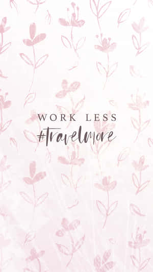 奶油色背景上帶有「work less travel more」文字的粉紅色花卉圖案