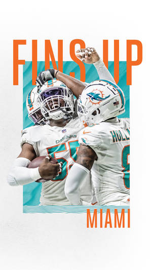 兩名邁阿密海豚隊美式足球員慶祝比賽，帶有「FINS UP」字樣。