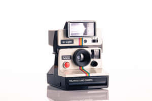 復古Polaroid Land Camera 1000相機連Q-Light閃光燈，置於反光白色背景上。