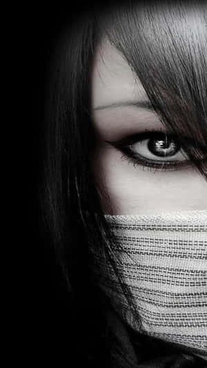 女人眼睛在質感面具下的黑白特寫。