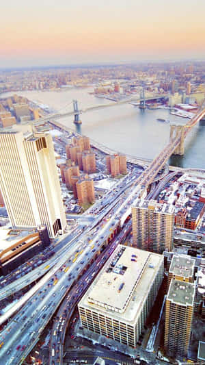 日落時紐約市的橋樑和高速公路鳥瞰圖。