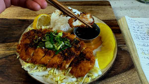 酥脆炸雞配米飯、椰菜和檸檬，放在木碟上 — 美食 壁紙