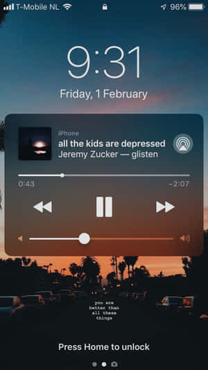 手機鎖定畫面，有日落棕櫚樹和顯示Jeremy Zucker歌曲的音樂播放器
