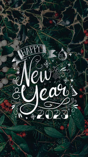 冬青葉和漿果上的 Happy New Year 2023 節日設計