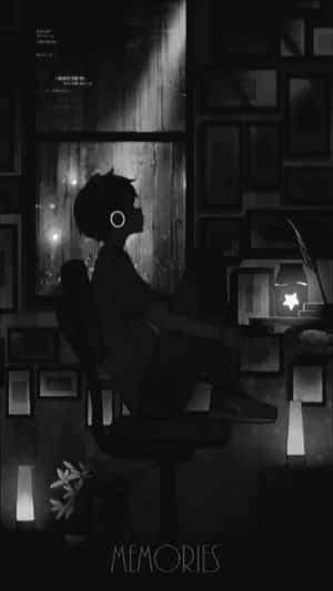 一個人獨自坐在昏暗的房間裡，夜晚透過被相框包圍的窗戶向外看。