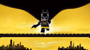 LEGO Batman 在日落時分展開披風飛越城市上空。