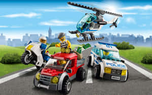 LEGO 警車在城市道路上追趕一輛紅色貨車，頭頂有直升機。