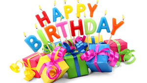 慶祝用的 happy birthday 蠟燭和包裝好的禮物。