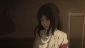 穿著白色外套的動漫女孩在昏暗房間裡輕輕微笑
