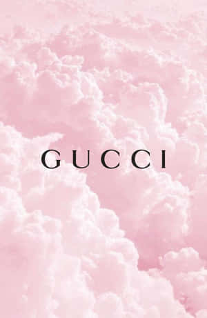 中央帶有黑色Gucci標誌的粉紅蓬鬆雲朵。