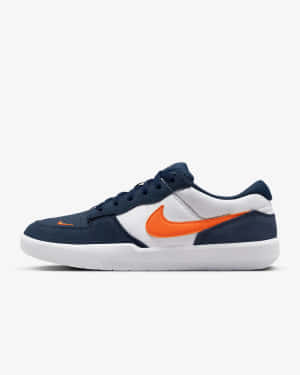 一雙海軍藍和白色的Nike運動鞋，帶有橙色swoosh，背景純色。