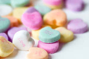 色彩繽紛的心形糖果，上面有 love 和 call me 等甜蜜訊息。