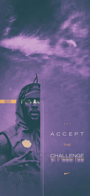 紫色連帽衫運動員，暴風雨天空背景，文字 accept the challenge。