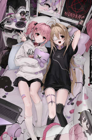 兩個動漫女孩喺一個亂糟糟嘅紫色房間床上放鬆，有遊戲裝備。