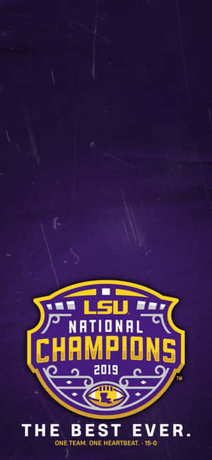 LSU National Champions 2019標誌連標語，置於紫色紋理背景上。