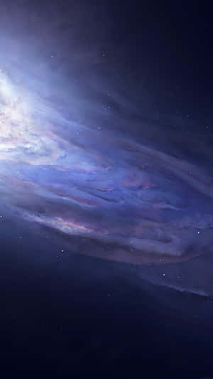 充滿活力的紫色和藍色星雲在充滿恆星的星系中旋轉。