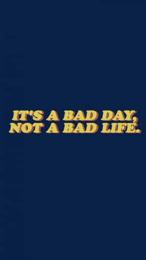 藍色背景上的勵志名言文字：「It's a bad day not a bad life」。