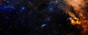 廣闊的宇宙場景，色彩繽紛的星雲和星星映襯著黑色太空。