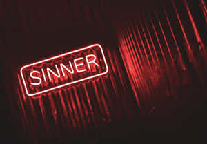 夜間波紋金屬牆上寫著「SINNER」的紅色霓虹燈牌。