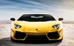 金色林寶堅尼 Aventador 在日落時停泊在沙漠道路上。