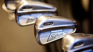 閃亮鍍鉻高爾夫球桿頭，Titleist品牌標誌清晰對焦。