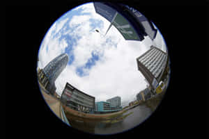 城市建築和天空倒映在水中的魚眼視角。