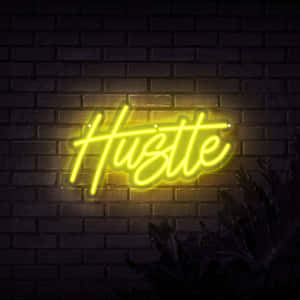 夜間磚牆上帶有植物剪影的Hustle霓虹燈牌。 — 美學黃色 壁紙