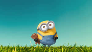 一個黃色卡通Minion在草地上抱著一隻泰迪熊。
