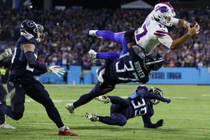 NFL四分衛在夜間比賽中躲避擒抱。 — 田納西泰坦 壁紙