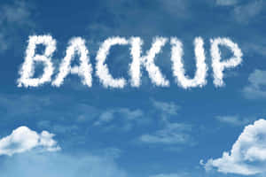 在清澈的藍天中，雲朵形成 backup 這個單詞的形狀。 — MacBook Pro M4 壁紙