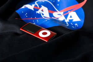 NASA 標誌 T 恤上的紅色 iPod nano — 型格動態圖 壁紙